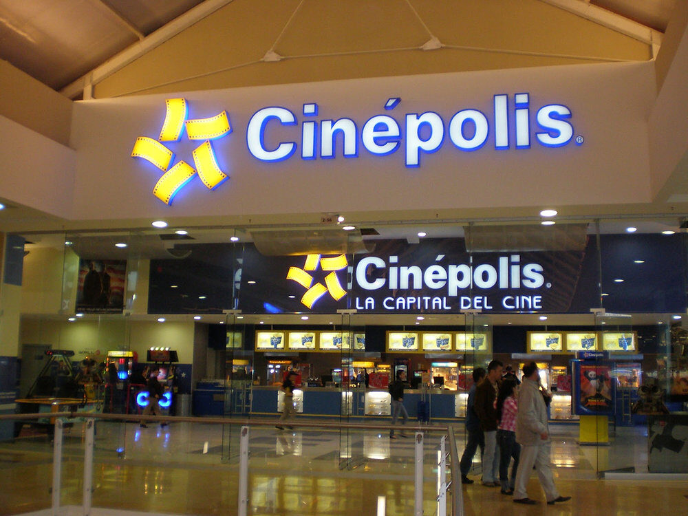  Vista exterior de Cinepolis en el Centro comercial, dos hermanas, con su letrero iluminado y acceso principal.