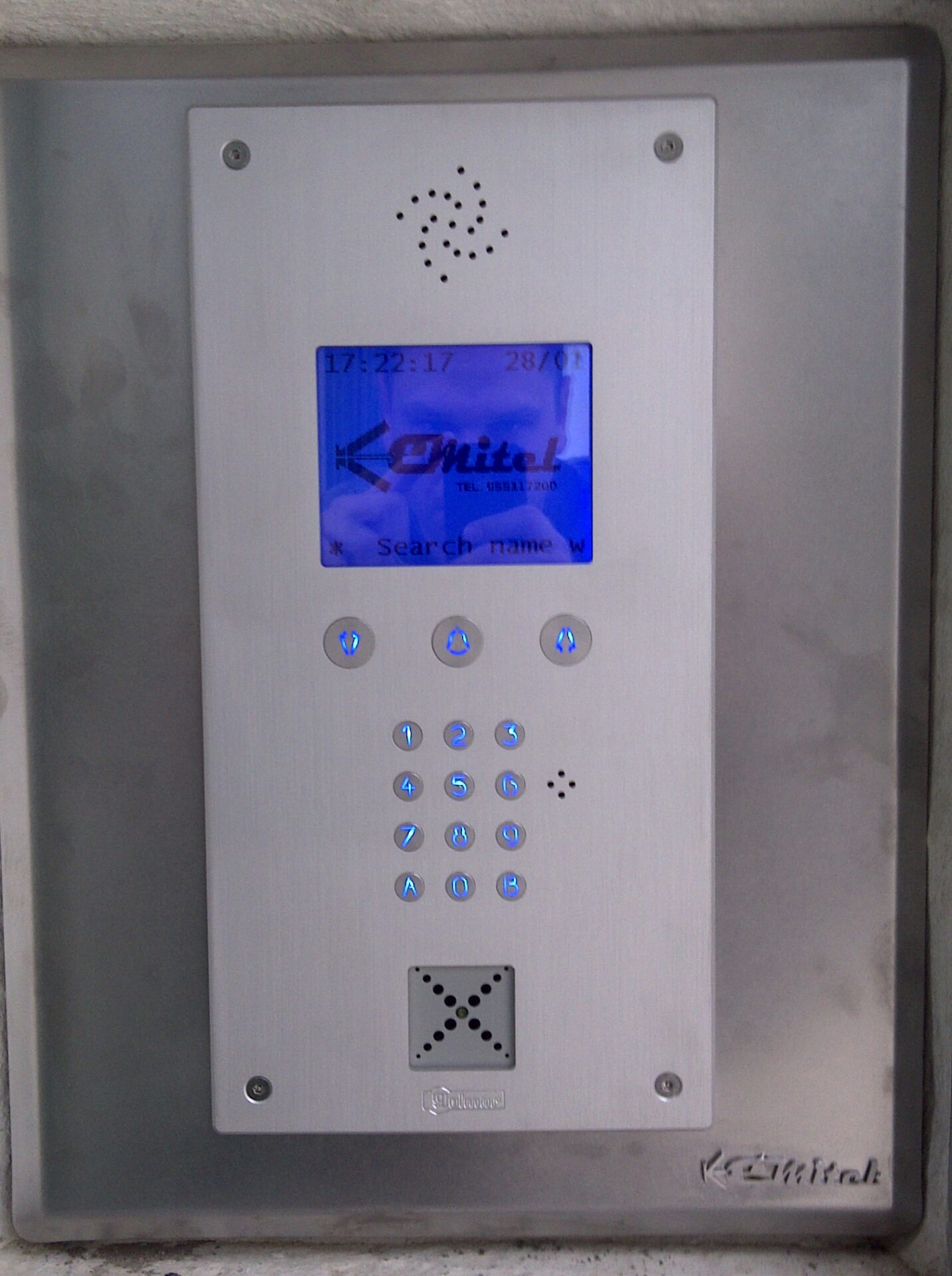 Placa sin cables con marcador de numeros y botón de alarma