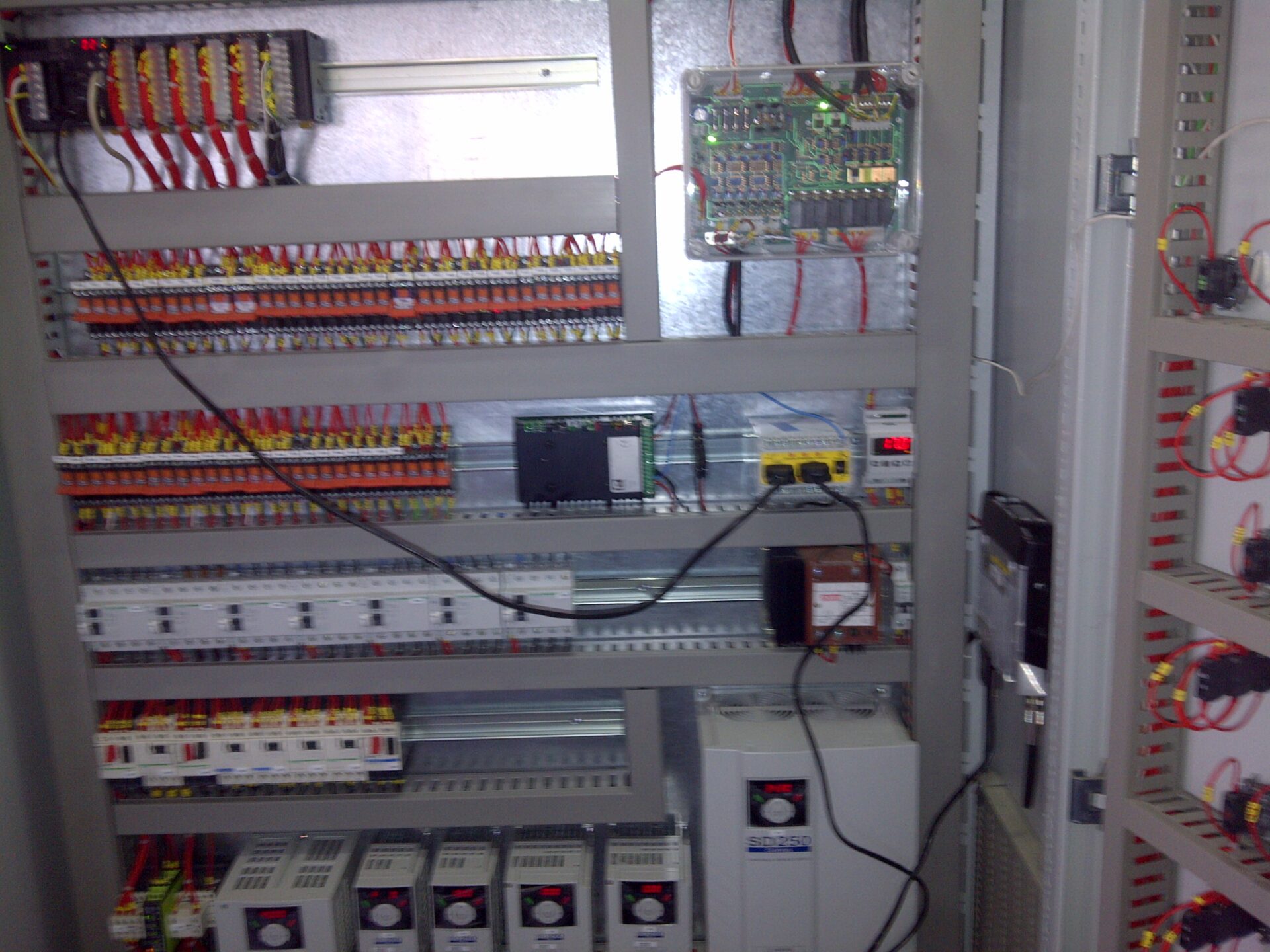 Panel eléctrico grande con numerosos cables y interruptores visibles.