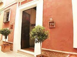 Vista exterior del edificio Hotel Giralda YH.Sevilla, mostrando su arquitectura y entorno acogedor.